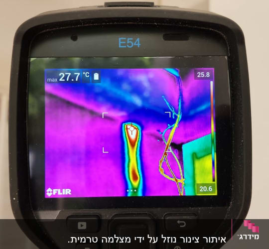 תצוגת מצלמה תרמית עם אזור חם על הקיר